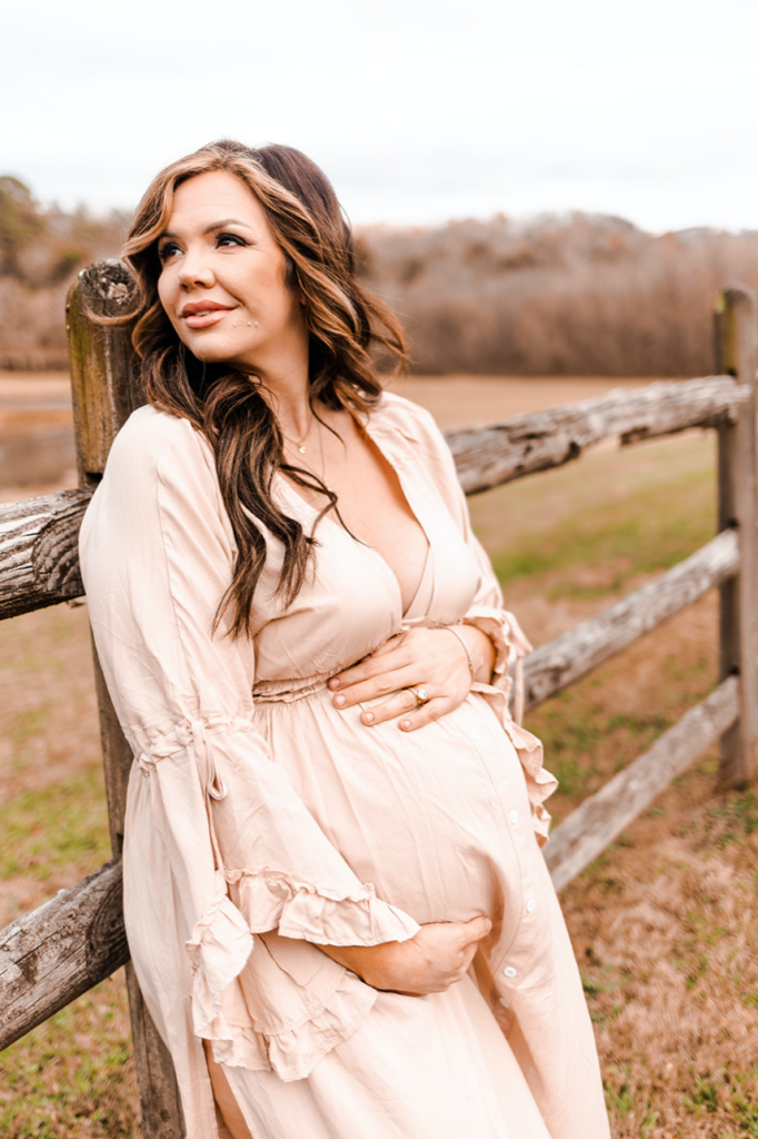 Maternity photoshoot poses for pregnancy pictures | Northwest Georgia maternity photographer