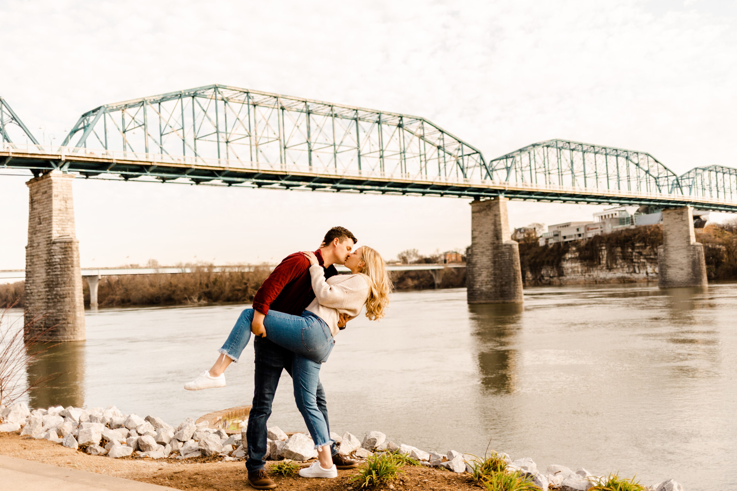 Downtown Chattanooga couple session | Tennessee couple photographer